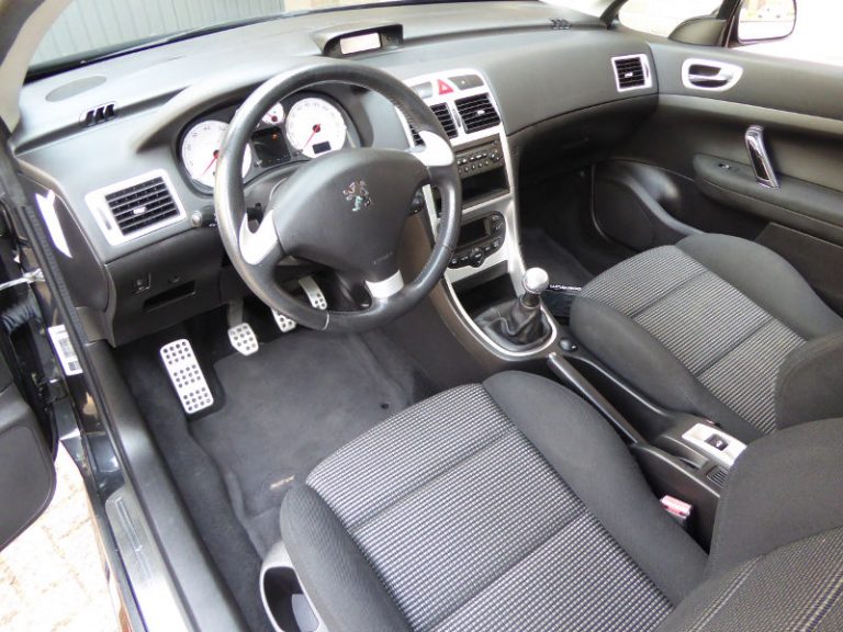 Schoon interieur van een Peugeot cabriolet.